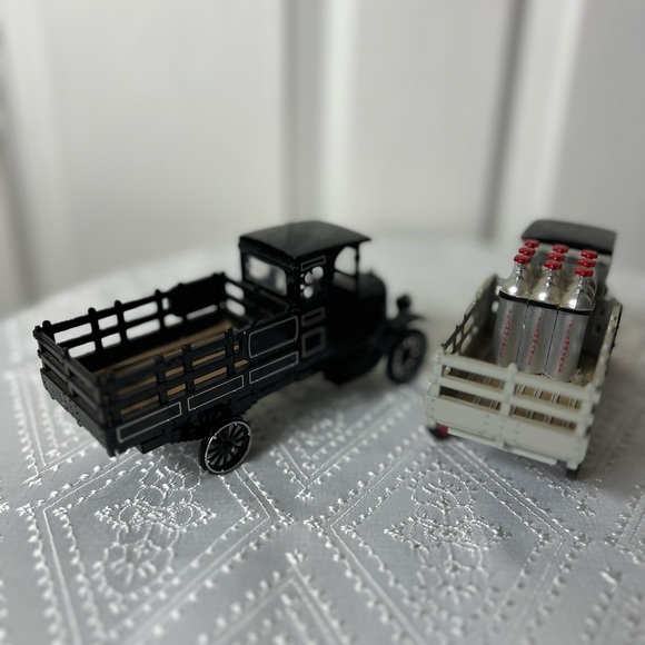 1923 Chevy💥RARE FINDINGS💥(2) 1 Ton Truck National Motor Museum Mint Die Cast - Picture 6 of 12